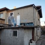 Двуетажна тухлена къща с гараж в гр. Лясковец - 0