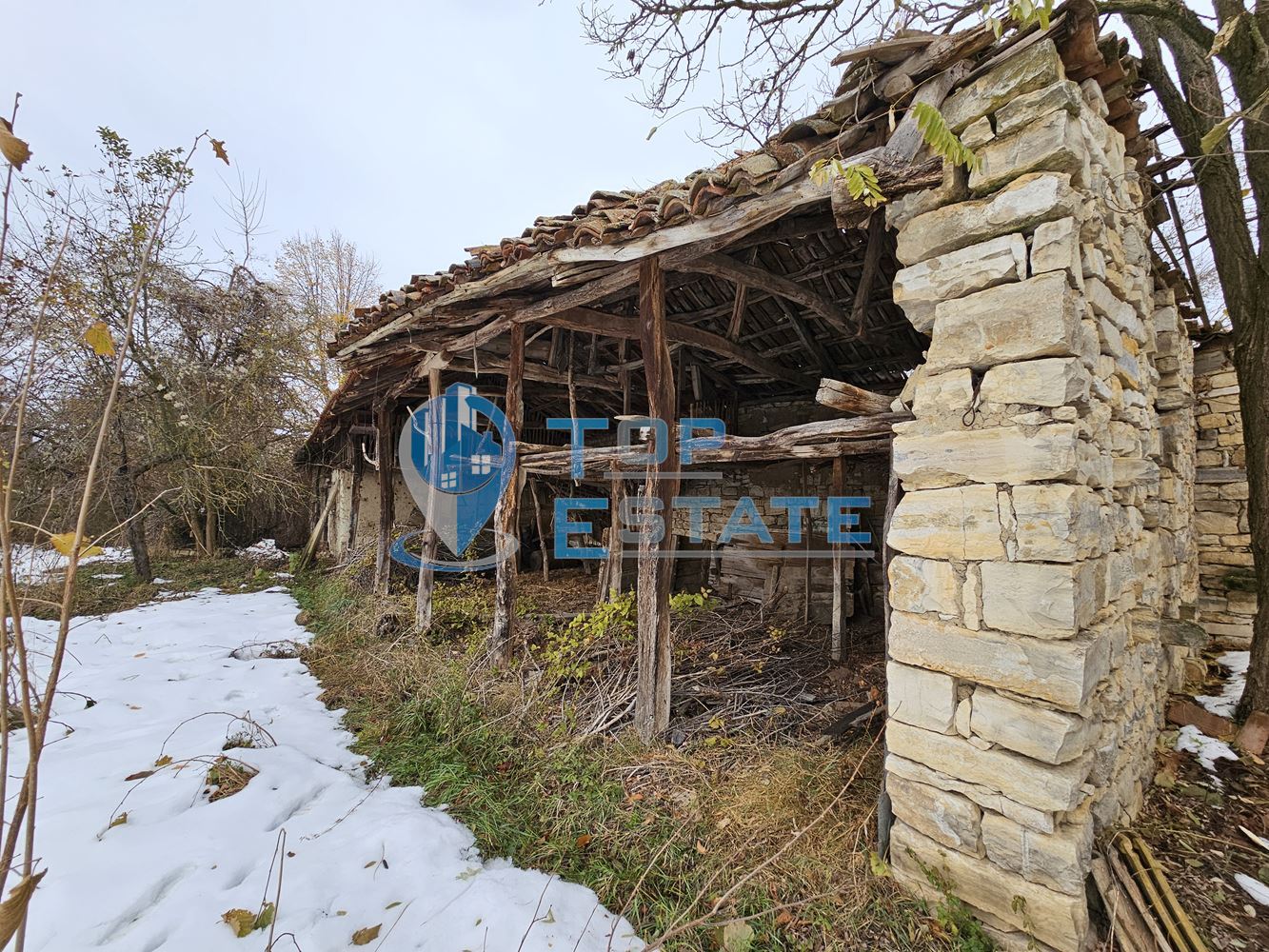 Конструктивно здрава тухлена къща с голям двор в с. Горски Сеновец, община Стражица - 0