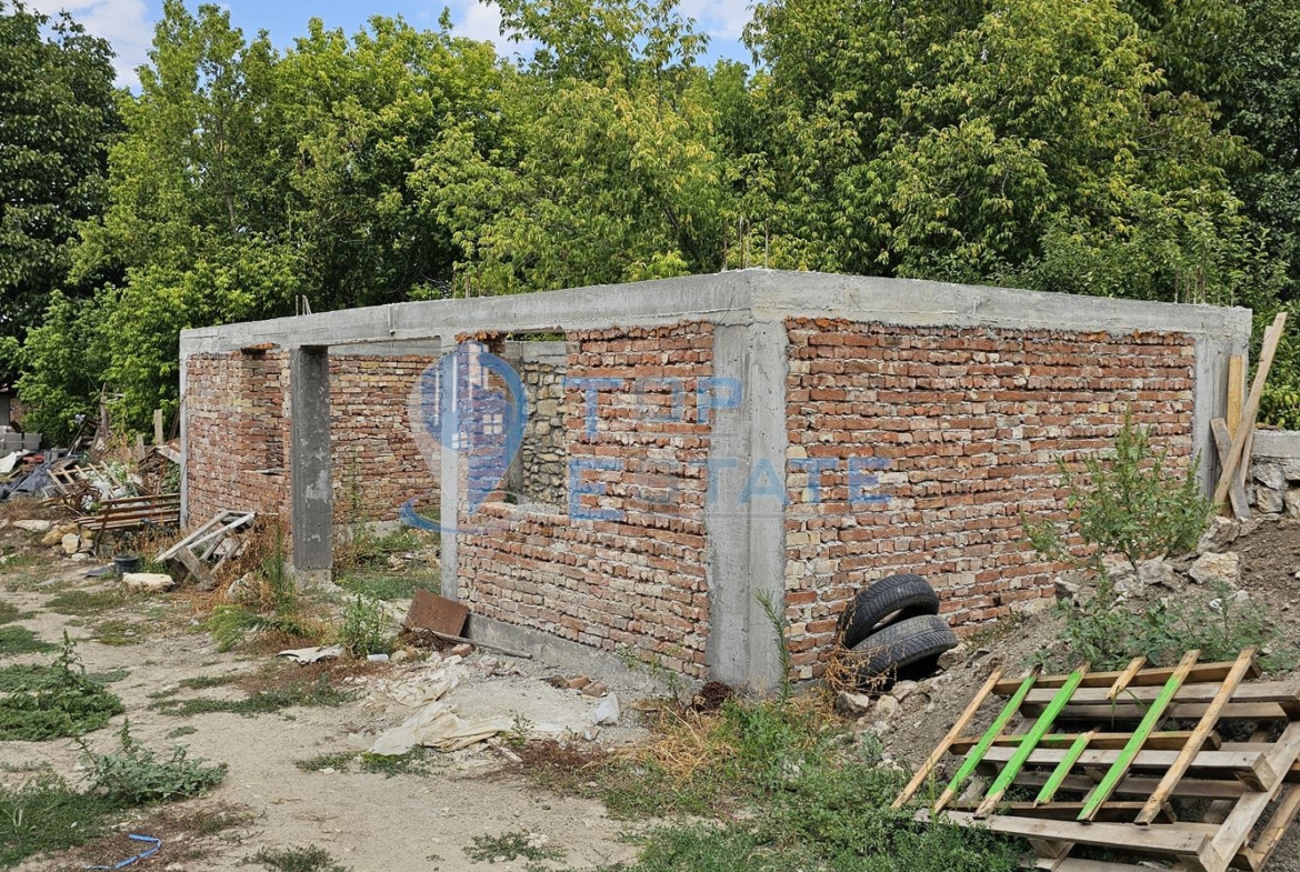 Две тухлени жилищни сгради с барбекю в с. Хотница, община Велико Търново - 0