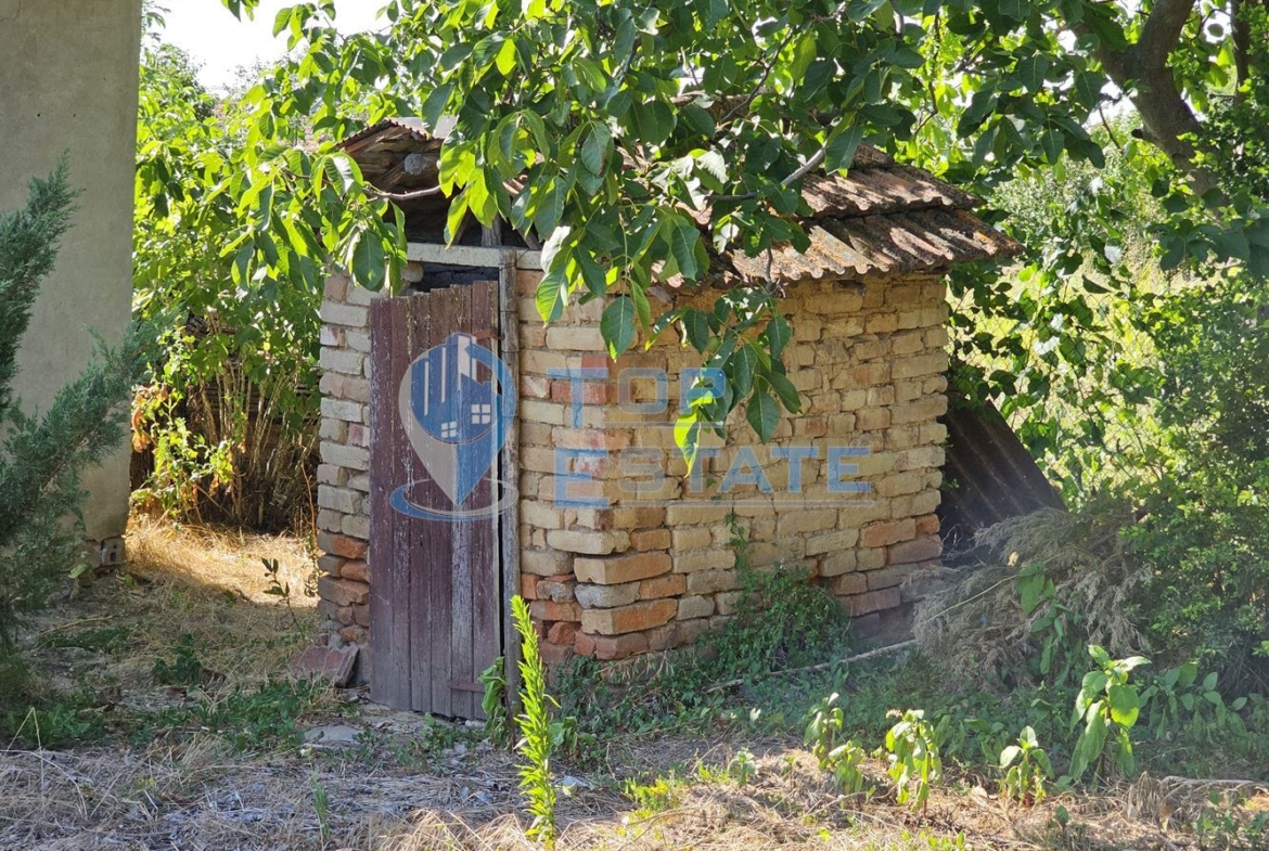 Едноетажна тухлена къща с вътрешна баня с тоалетна в село Овча могила - 0