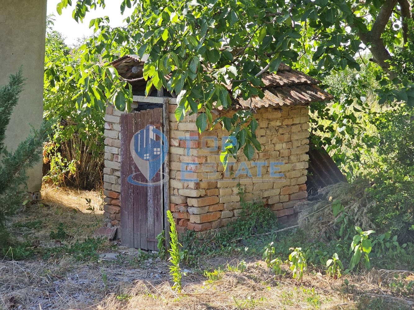 Едноетажна тухлена къща с вътрешна баня с тоалетна в село Овча могила - 0