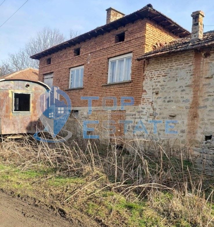 Тухлена къща с двор в село Горско Калугерово - 0