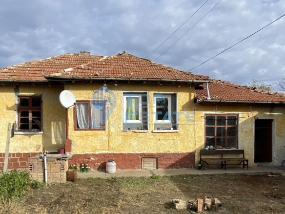 Едноетажна тухлена къща в с. Сушица, област Велико Търново - 0