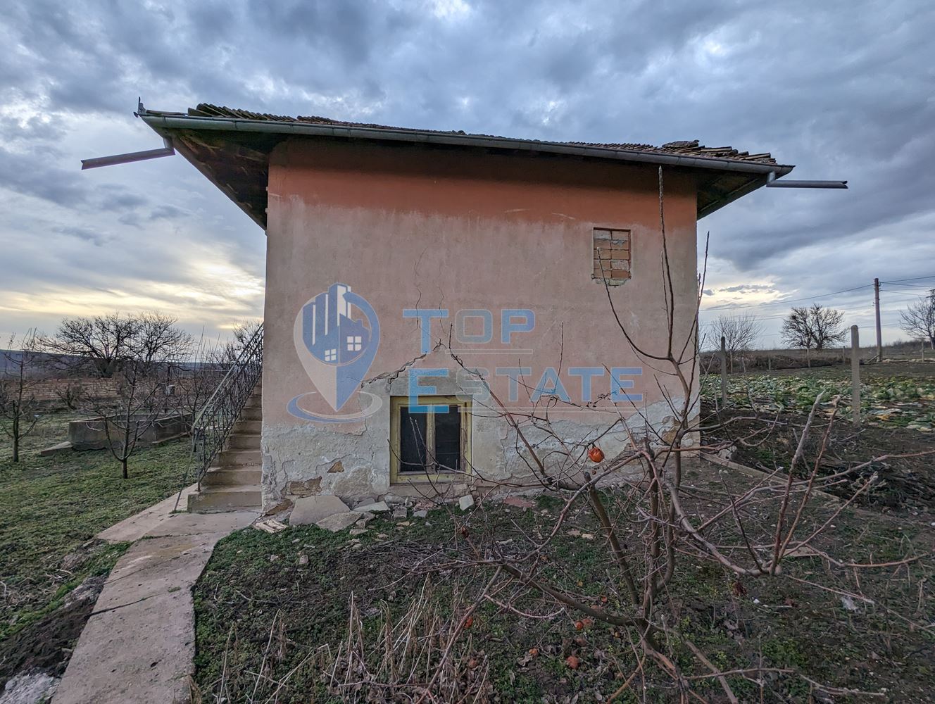 Двуетажна тухлена къща с голям двор и кладенец в село Климентово - 0