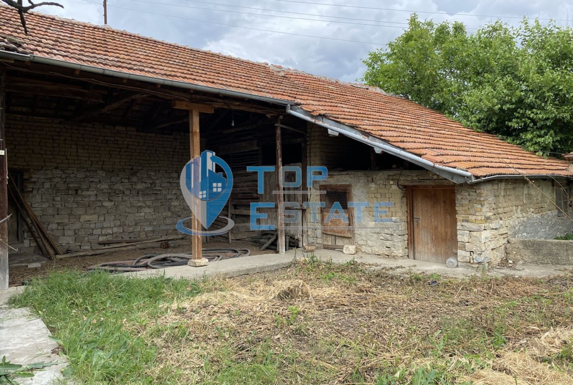 Тухлена къща с гараж в с. Раданово, област Велико Търново - 0