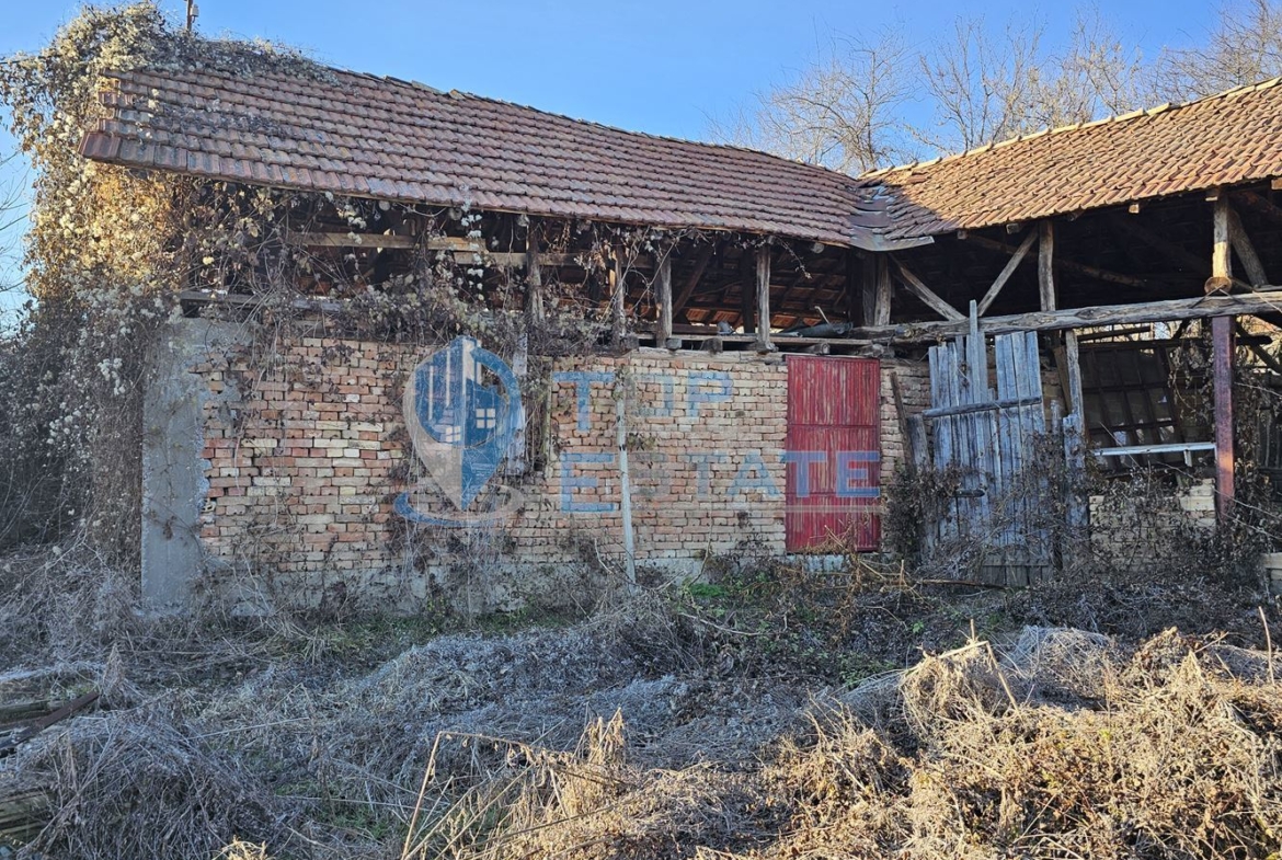 Парцел в регулация с постройка, ток и вода в гр. Стражица - 0