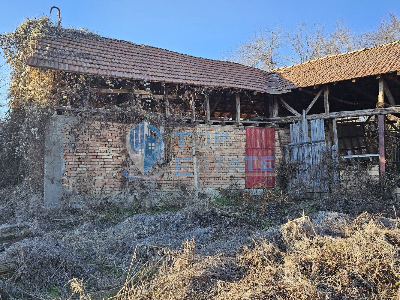 Парцел в регулация с постройка, ток и вода в гр. Стражица - 0