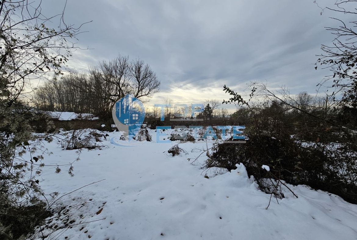 Конструктивно здрава тухлена къща с голям двор в с. Горски Сеновец, община Стражица - 0