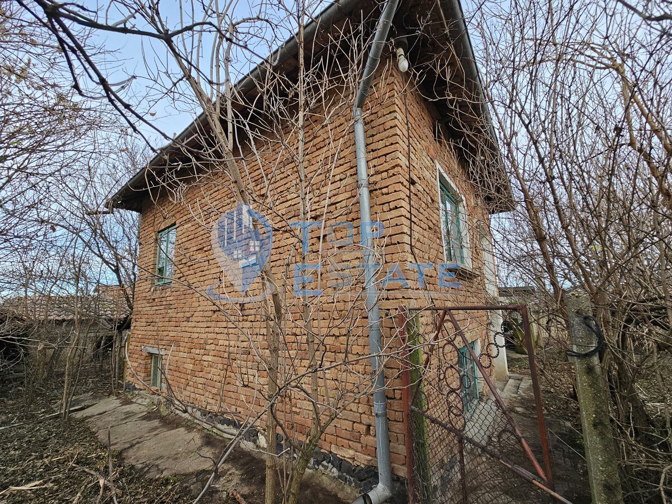 Тухлена къща с голям двор и гараж в близост до центъра на с. Овча могила, община Свищов - 0