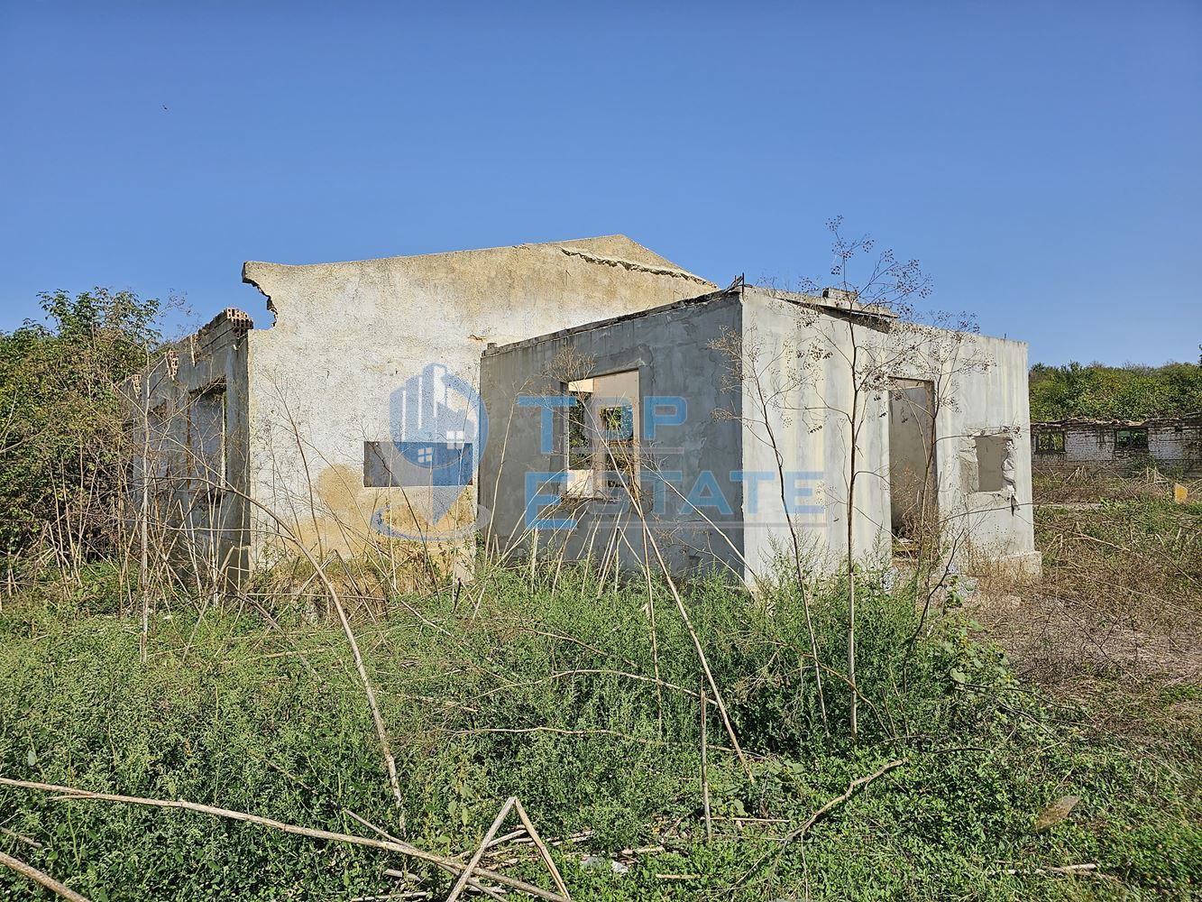 Промишлен имот с огромен парцел с трафопост в село Садина - 0