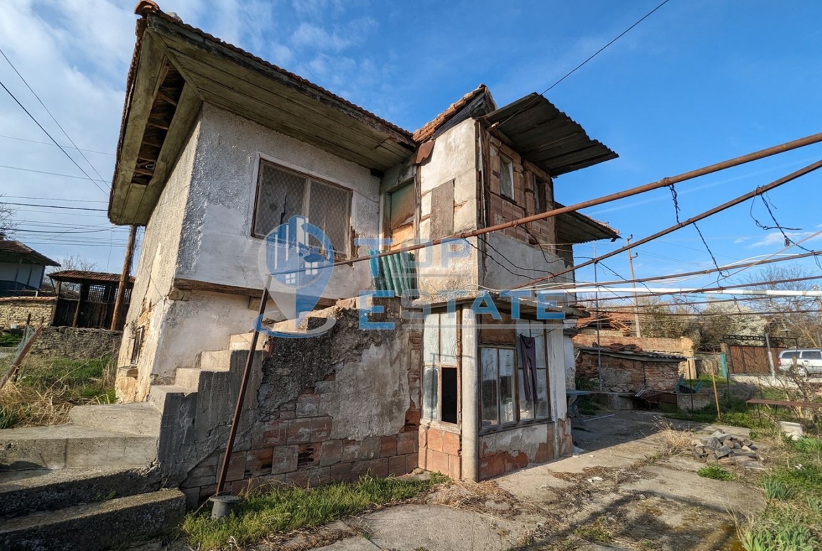 Стара къща в близост в близост до центъра на село Леденик - 0