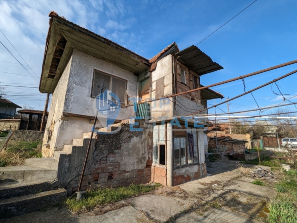 Стара къща в близост в близост до центъра на село Леденик - 0