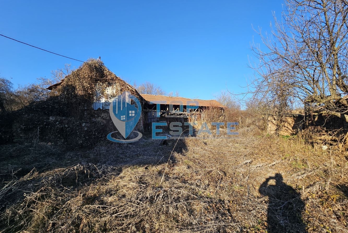 Парцел в регулация с постройка, ток и вода в гр. Стражица - 0