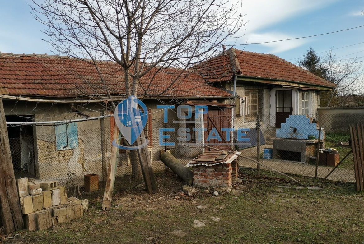 Къща с голям двор и кладенец в село Правда, област Велико Търново - 0