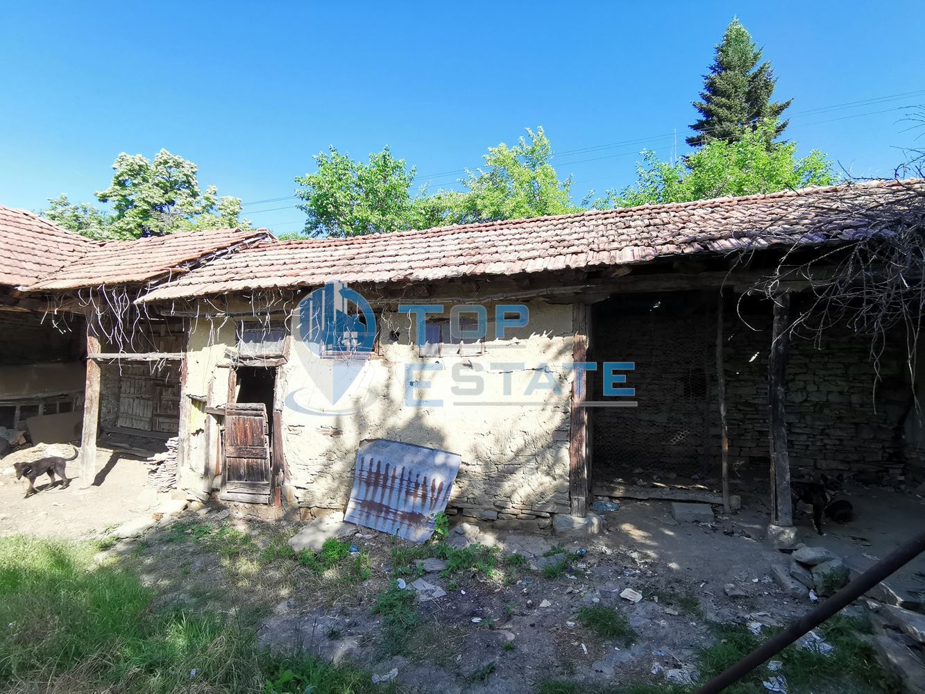 Двуетажна къща със стопански постройки в с. Гостилица - 0