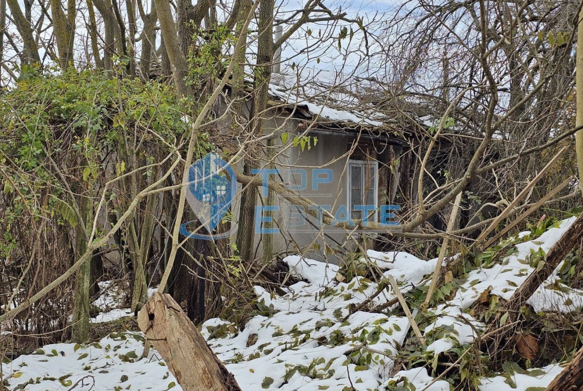 Парцел със стара къща с кладенец в центъра на село Горски Сеновец, община Стражица - 0