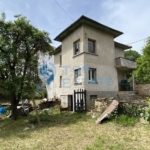 Двуетажна тухлена къща с панорамна гледка в с. Караиванца, област Габрово - 0
