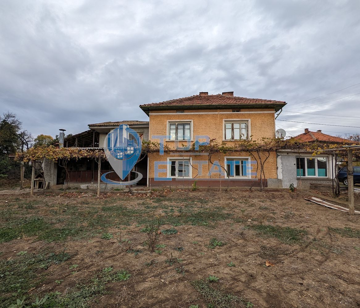 Двуетажна къща с гараж в село Добромирка - 0