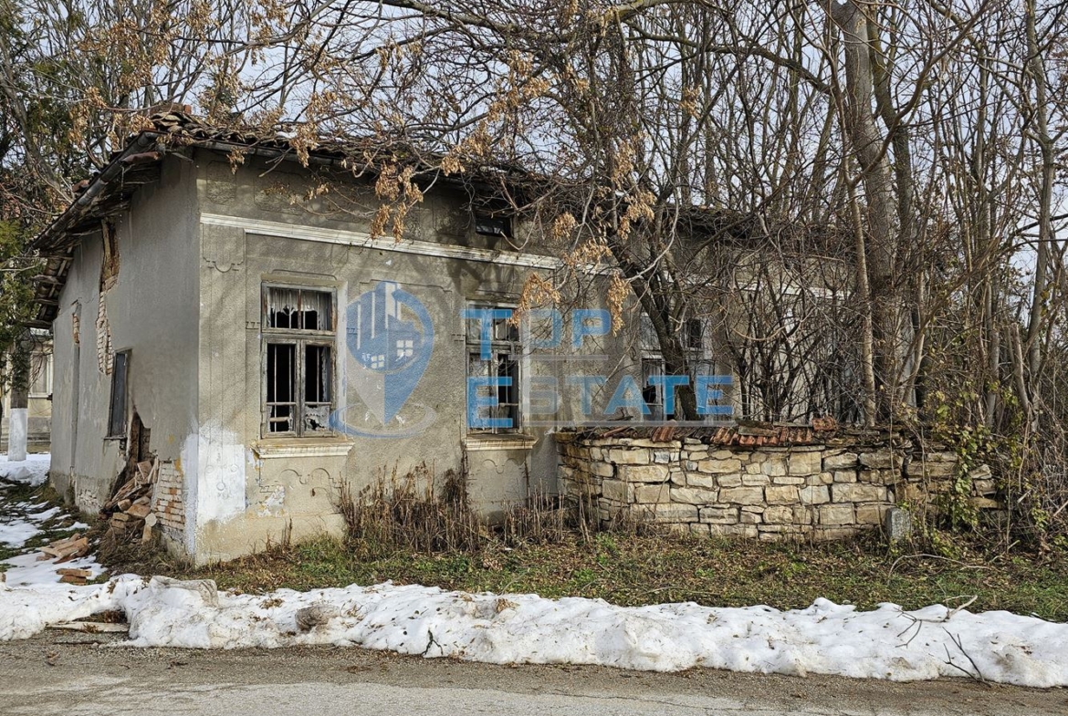 Парцел със стара къща с кладенец в центъра на село Горски Сеновец, община Стражица - 0