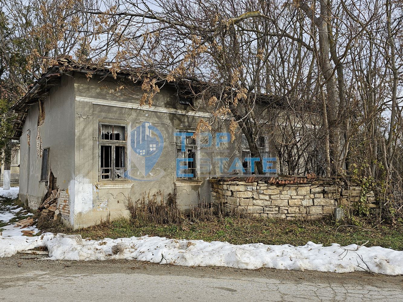 Парцел със стара къща с кладенец в центъра на село Горски Сеновец, община Стражица - 0