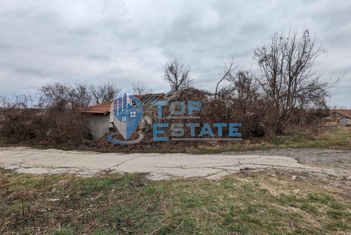 Парцел със стара къща в село Орловец - 0