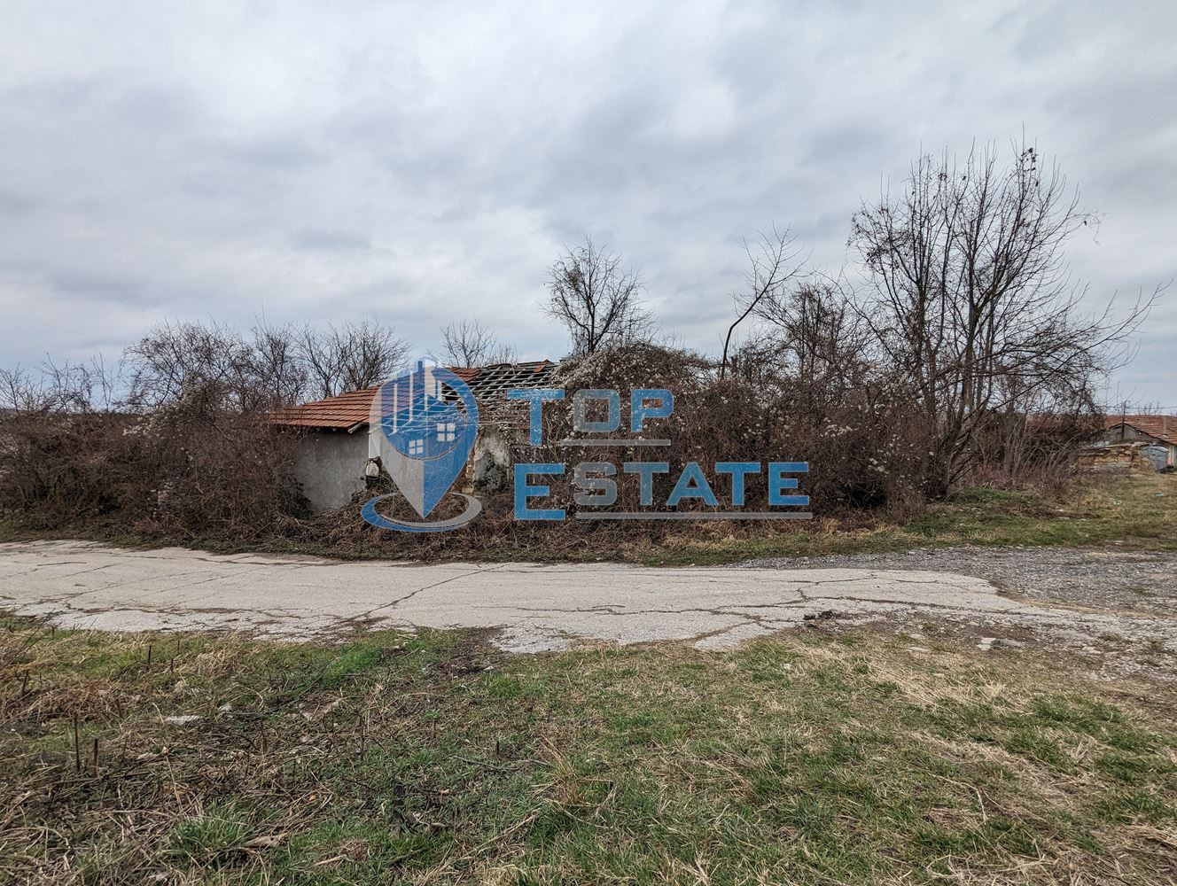 Парцел със стара къща в село Орловец - 0