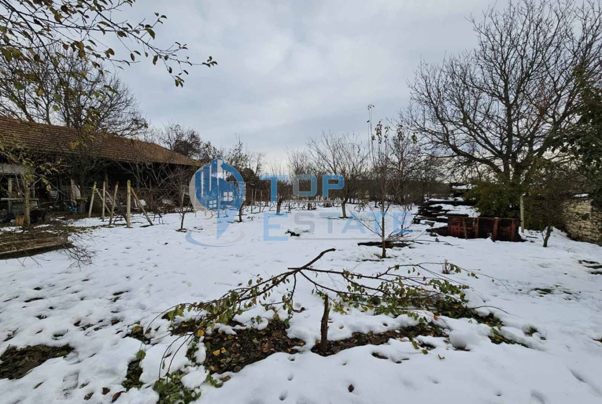 Къща с вътрешна баня с тоалетна и гараж в село Горски Сеновец, област Велико Търново - 0