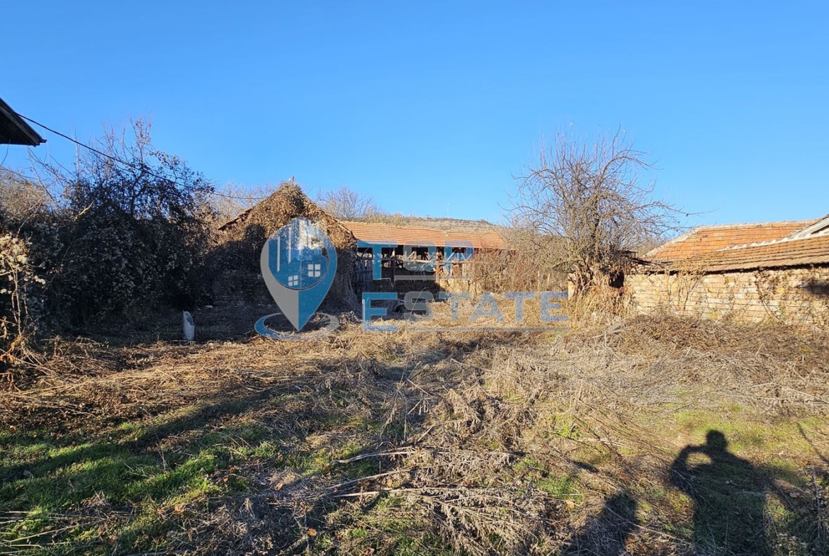 Парцел в регулация с постройка, ток и вода в гр. Стражица - 0