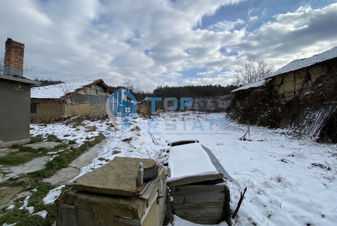 Двуетажна тухлена къща с кладенец в село Музга, област Габрово - 0