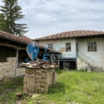 Къща с голям двор и стопански постройки в с. Косарка, област Габрово. - 0