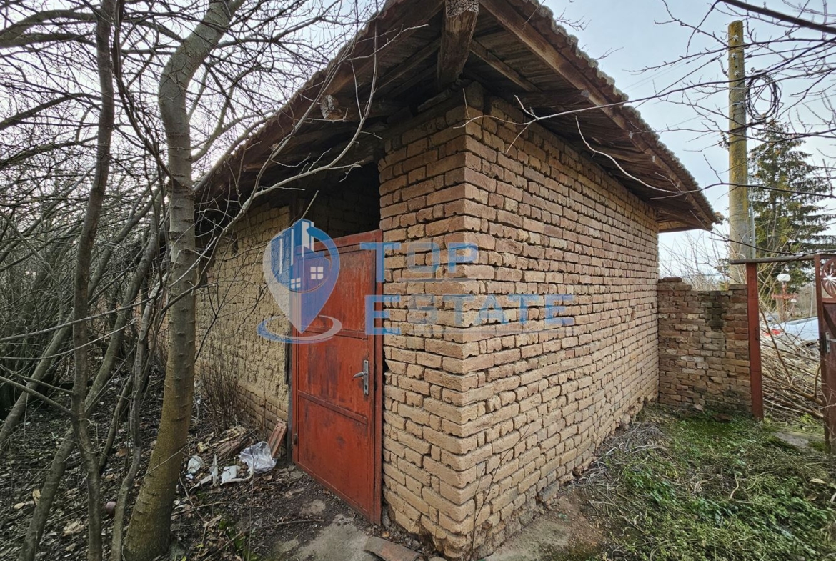 Двуетажна тухлена къща с вътрешна тоалетна и голям двор в с. Морава, община Свищов - 0