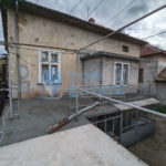 Две къщи в един двор в центъра на град Плачковци - 0