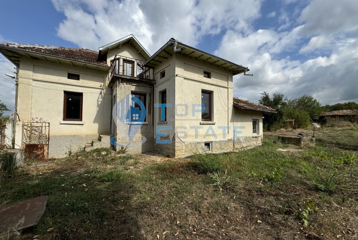 Тухлена къща с голям двор в село Горско Ново село, област Велико Търново. - 0