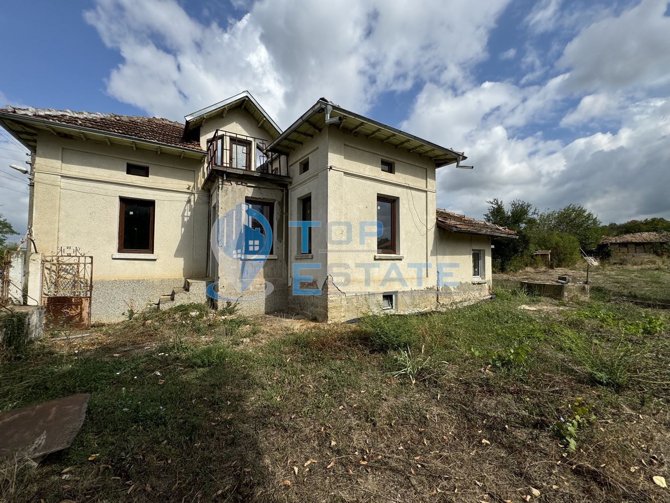 Тухлена къща с голям двор в село Горско Ново село, област Велико Търново. - 0