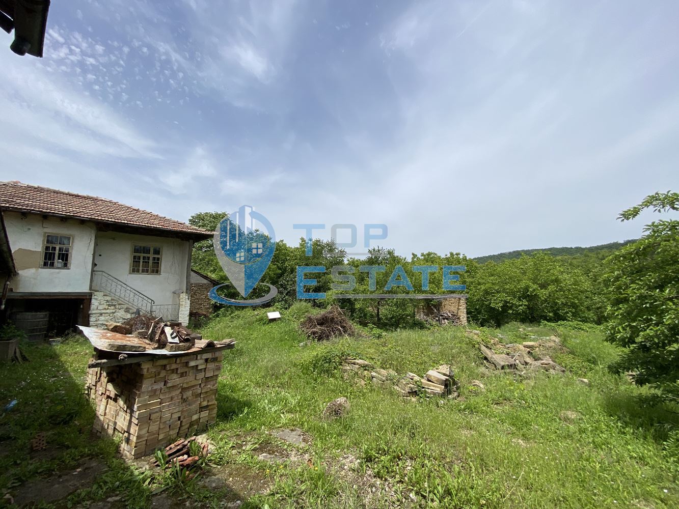 Къща с голям двор и стопански постройки в с. Косарка, област Габрово. - 0