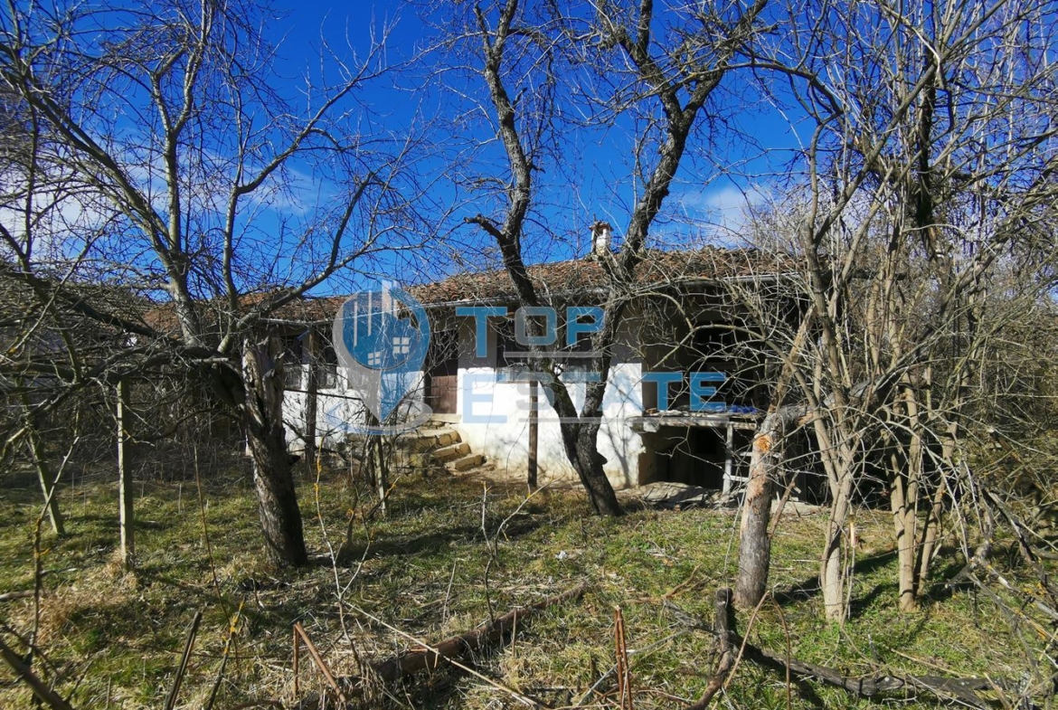 Стара къща на главната улица в село Къпиново, област Велико Търново - 0