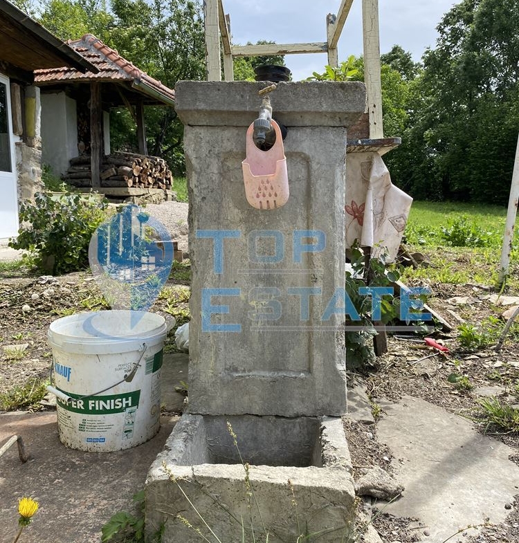 Двуетажна тухлена къща с голям двор в с. Косарка, област Габрово. - 0