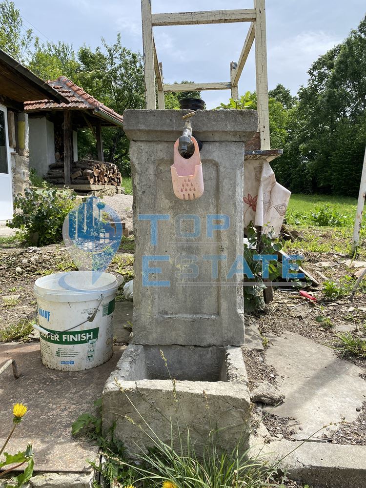 Двуетажна тухлена къща с голям двор в с. Косарка, област Габрово. - 0