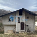 Триетажна масивна тухлена къща с панорамна гледка в с. Драганчетата - 0