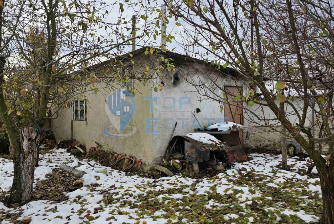 Къща с вътрешна баня с тоалетна и гараж в село Горски Сеновец, област Велико Търново - 0