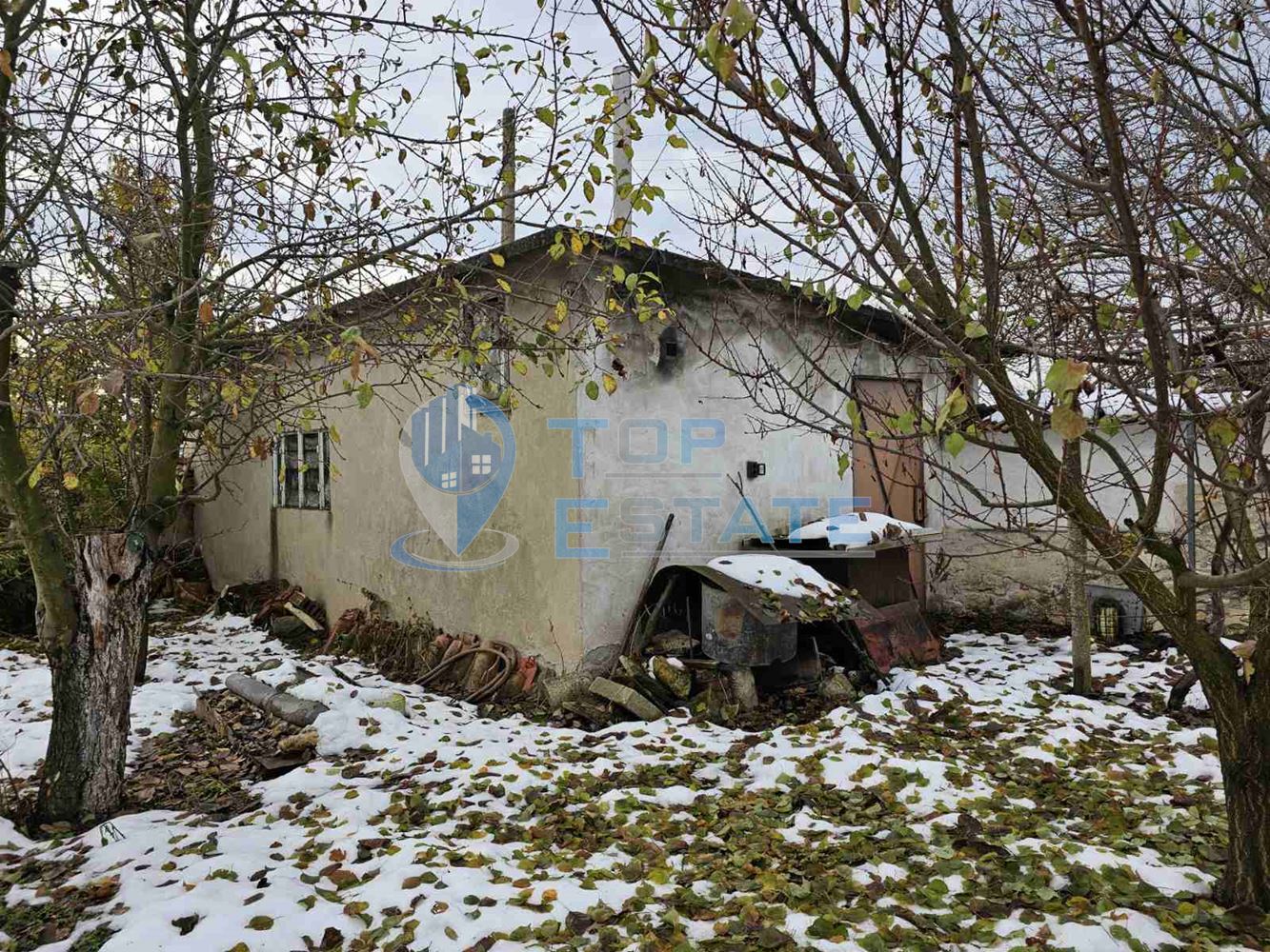 Къща с вътрешна баня с тоалетна и гараж в село Горски Сеновец, област Велико Търново - 0