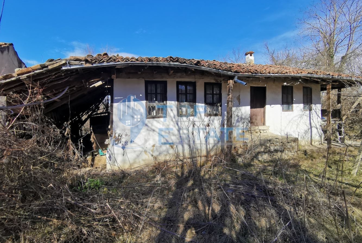 Стара къща на главната улица в село Къпиново, област Велико Търново - 0