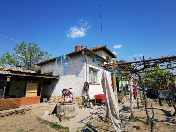 Двуетажна тухлена къща подходяща за селско стопанство в село Бутово, област Велико Търново - 0