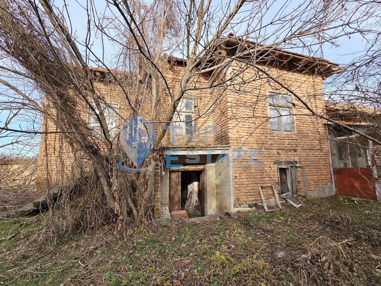 Двуетажна тухлена къща с вътрешна тоалетна и голям двор в с. Морава, община Свищов - 0