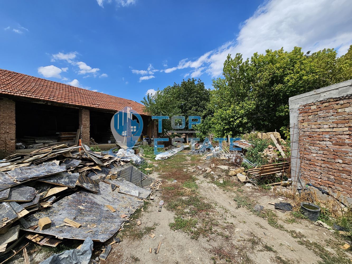 Две тухлени жилищни сгради с барбекю в с. Хотница, община Велико Търново - 0