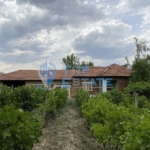 Тухлена къща с гараж в село Вързулица, област Велико Търново - 0