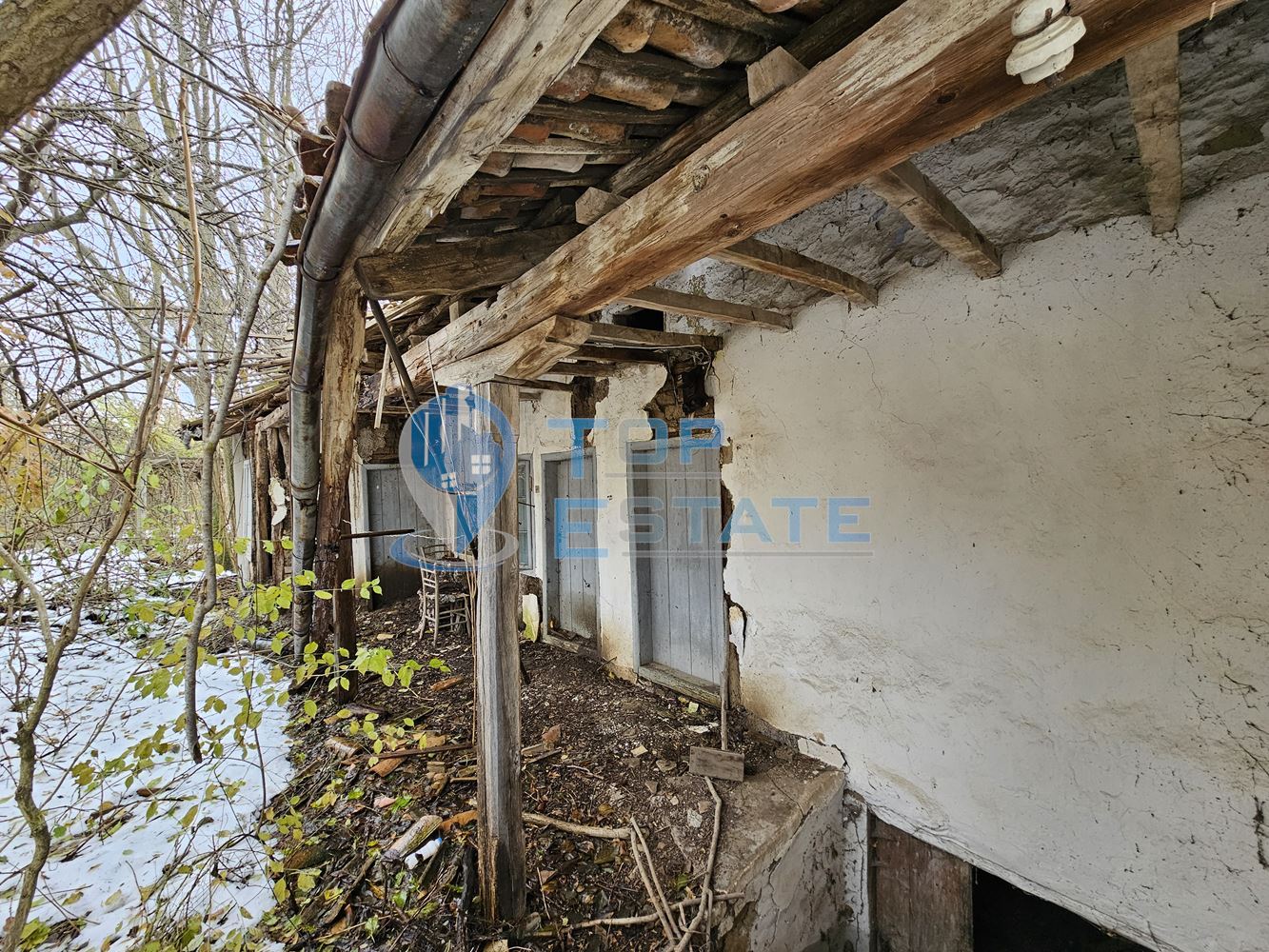 Парцел със стара къща с кладенец в центъра на село Горски Сеновец, община Стражица - 0