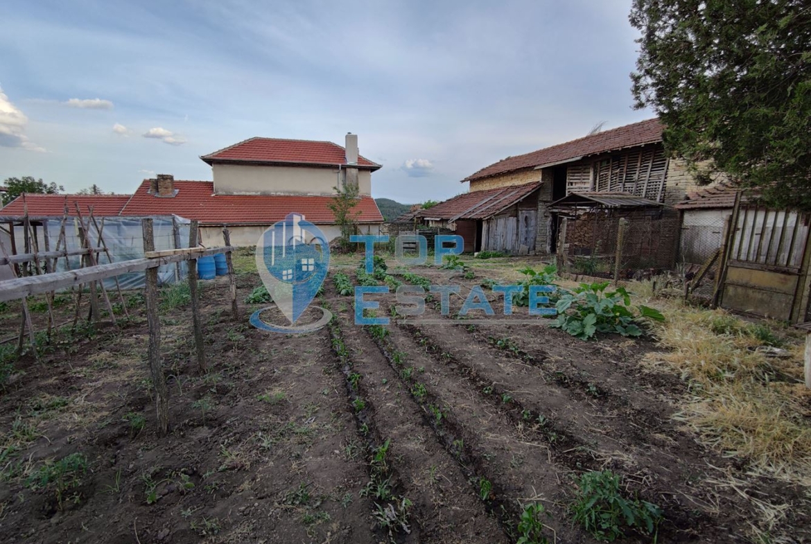 Двуетажна къща с голям двор в село Горна Липница - 0