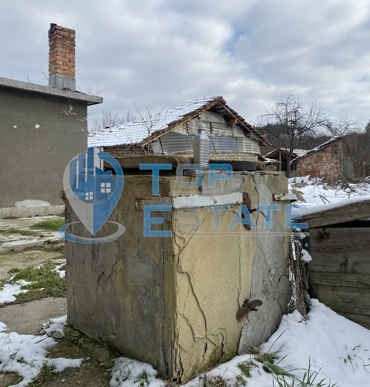 Двуетажна тухлена къща с кладенец в село Музга, област Габрово - 0