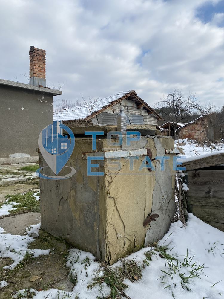 Двуетажна тухлена къща с кладенец в село Музга, област Габрово - 0